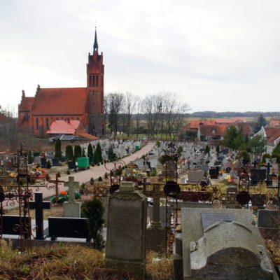 biesowo-neogotycki-kosciol-i-cmentarz