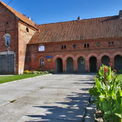 brozowka-dwor-XIX-w-z-neogotyckim-zdobieniem