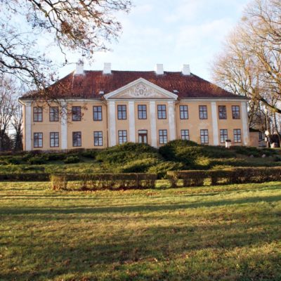 smolajny-XVIII-wieczny-barokowy-palac-z-wieza-bramna